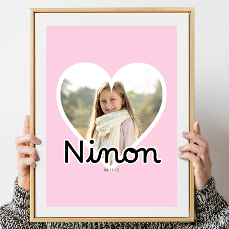 Un portrait personnalisé où l’image et le prénom se combinent pour créer un souvenir unique. Affiche photo prénom