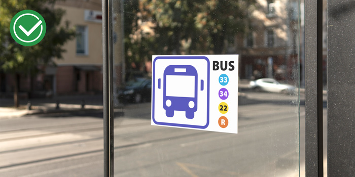 Sticker collé sur une vitre