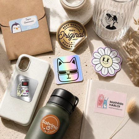 Les stickers personnalisés sont des supports adhésifs polyvalents et visuellement efficaces, parfaits pour communiquer, décorer, identifier ou valoriser une marque, un produit ou un événement.